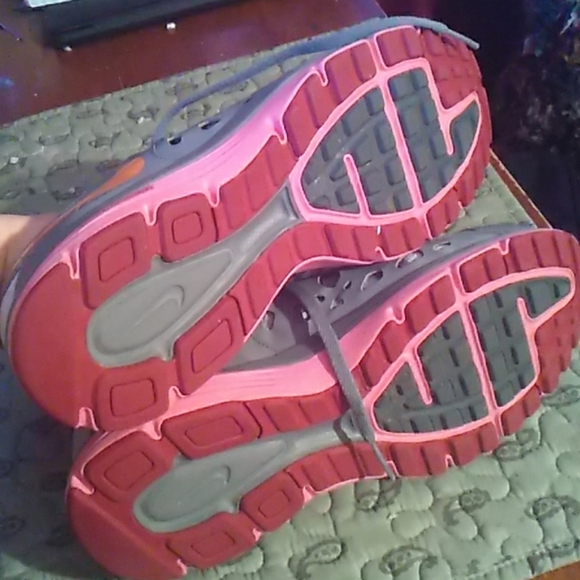Woman's Nike  shoes - Picture 3 of 5